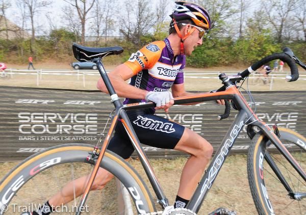 Ryan Trebon (Kona) making maximum effort over the barriers in pursuit of Powers.