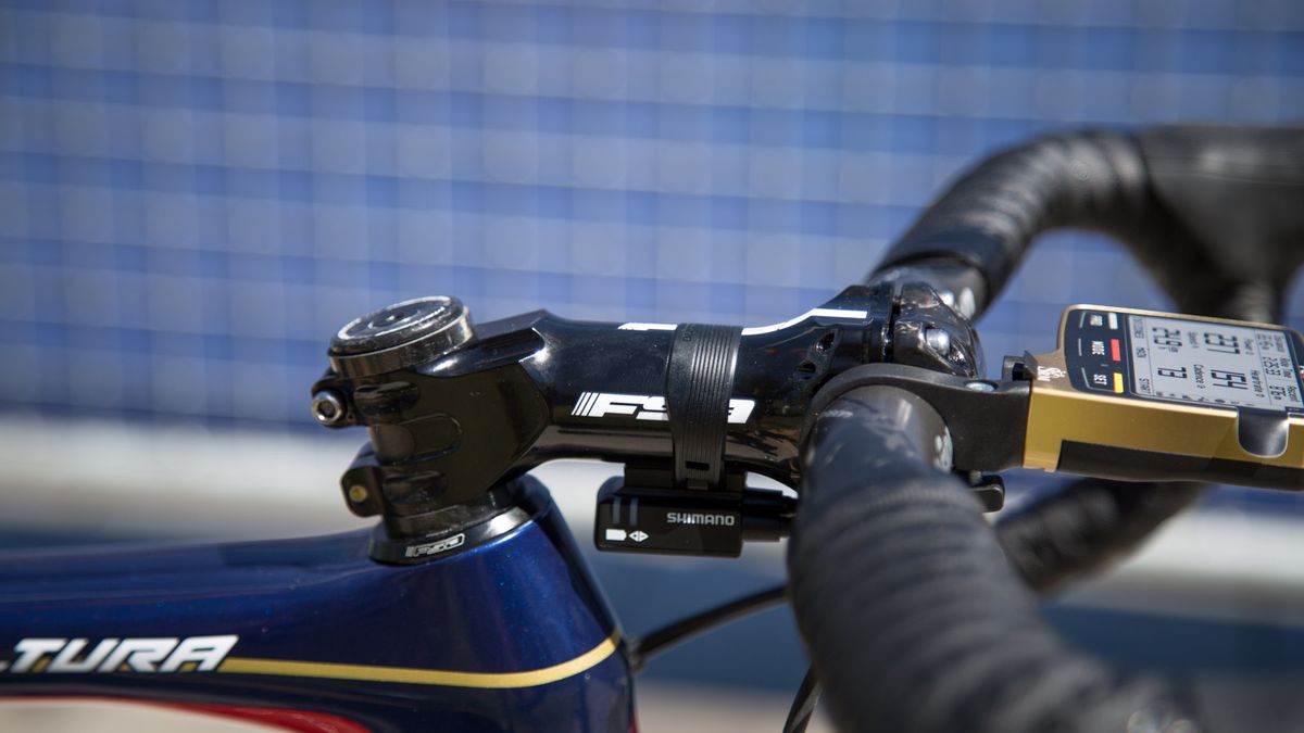 The FSA OS stem has been fitted with a carbon face plate