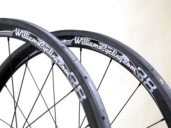 The Zipp-made rims are similar to those used on the 303 but without the aero-enhancing dimples and with a slightly heavier 'pav&eacute;' build.