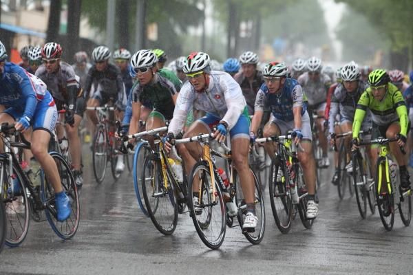 The weather was too inclement to show off the rainbow stripes alone as world champion Giorgia Bronzini (Italy) wore a rain vest during the first stage. She follows Alessandra D'Ettorre in a full rain jacket.