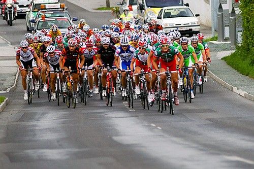 The peloton at the climb in Oberwart.