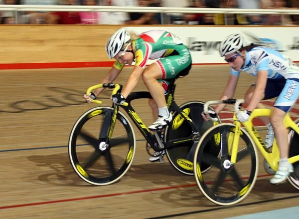Belinda Goss (Tasmania) dives for the line in the women's scratch race