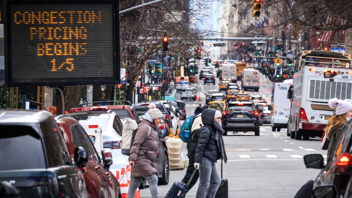 New York rolls out vehicle toll in Manhattan