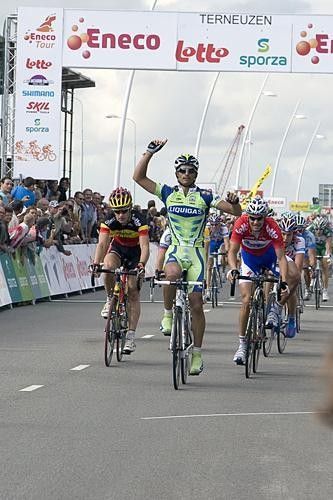 Daniele Bennati (Liquigas) claims victory over Tom Boonen (Quick Step).