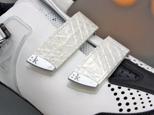 Forefoot straps are made of stretch-resistant sail cloth and capped with zinc ends for a finished appearance.