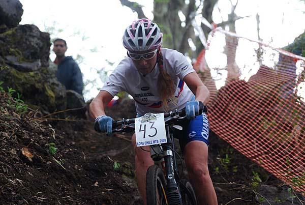 Daniella Bunzli shows off her technical skills by riding this section.