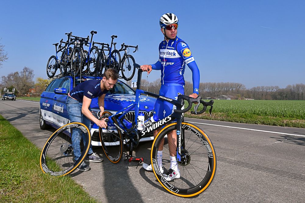 Alvaro Hodeg deals with a mechanical