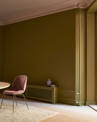 Dining room with moss green walls and pastel pink ceiling
