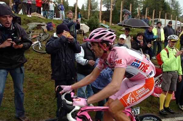 David Arroyo (Caisse d'Epargne) fights to defend his pink jersey on the Mortirolo.