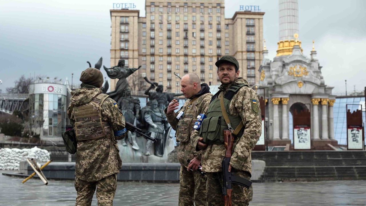 Ukrainian servicemen as seen on the checkpoint in the Independence Square on March 30 in Kyiv, Ukraine. Local officials reported fresh attacks on the outskirts of Kyiv, despite yesterday&amp;#039;s announcement from Russia that it would &amp;quot;reduce military operations