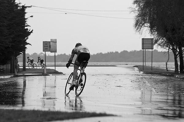 Patrick Shaw (Virgin Blue/RBS Morgans) tries to chase down to breakaway riders in miserable conditions at Strahan.