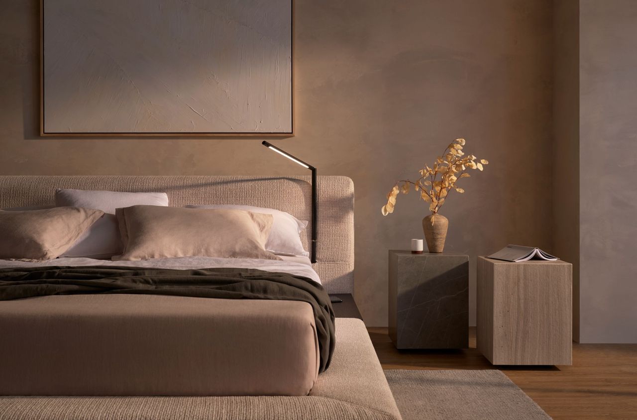 Organizarea unui pat pentru depozitare într-un apartament mic cu un pat otoman de la King Living