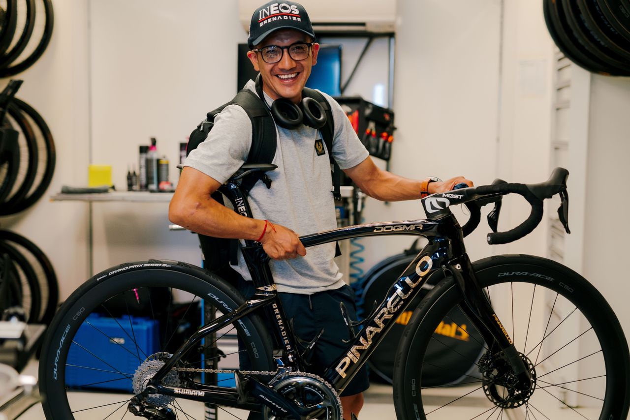 Richard Carapaz shows off his Pinarello Dogma F bike at the 2022 Giro d&#039;Italia