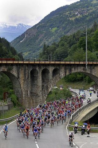 The Tour de Suisse peloton makes its way from Brig-Glis to Grindelwald during stage three.