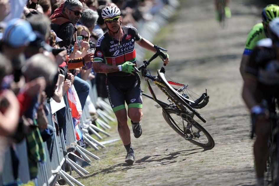 Yauheni Hutarovic breaks his front wheel in the Arenberg Forest