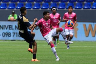 Kendry Paez of Independiente del Valle fights for the ball with Fabricio Madueno of Alianza Lima during a semifinal match between Independiente Del Valle and Alianza Lima as part of Copa Internacional Mitad del Mundo U18 at Complejo Independiente del Valle on July 21, 2022 in Quito, Ecuador. on July 21, 2022 in Quito, Ecuador.