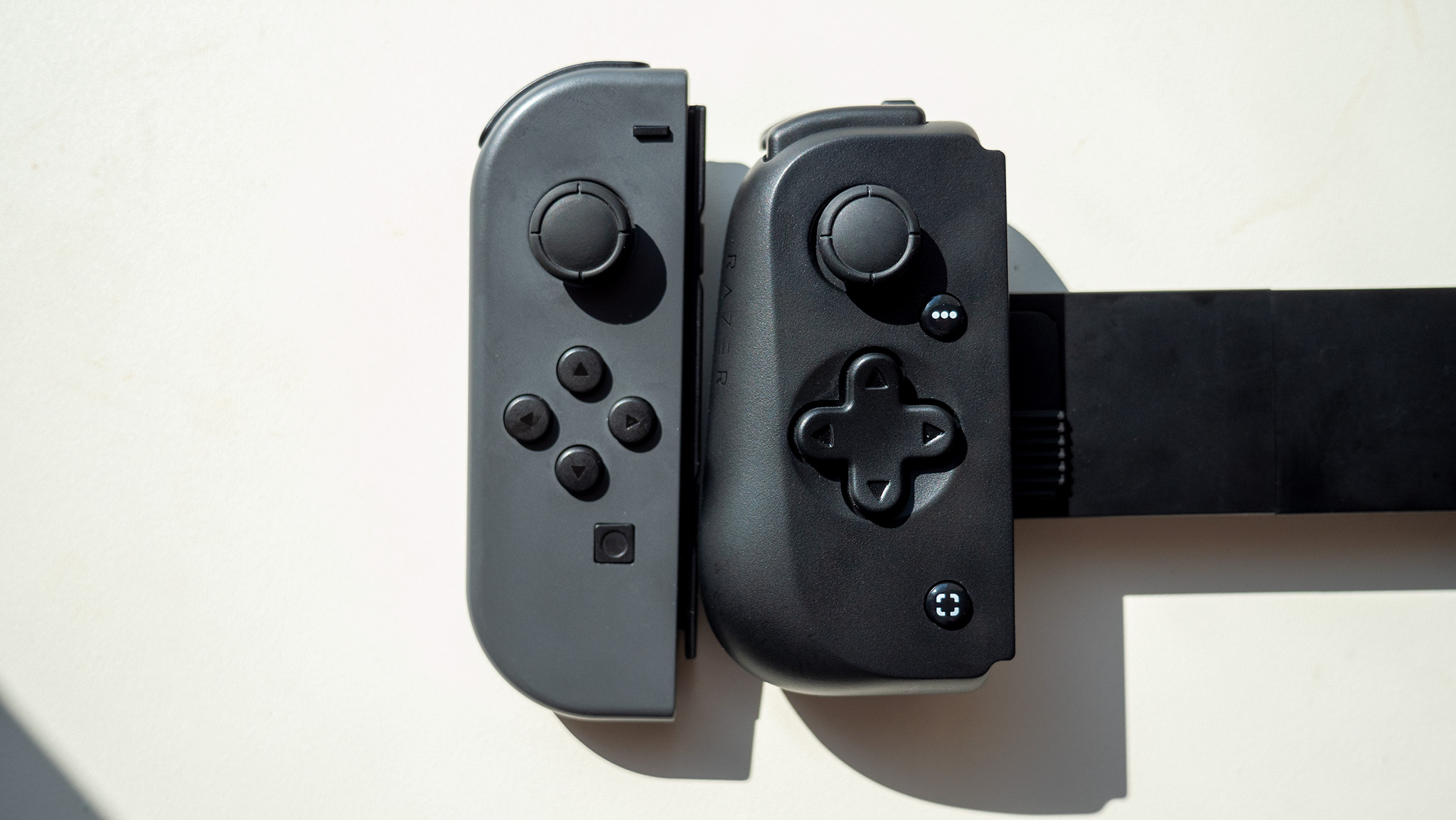 Razer Kishi V2 vs Nintendo Switch Joy-Con controllers