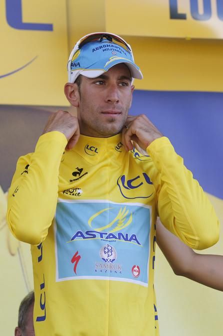Vincenzo Nibali (Astana) in the maillot jaune after stage 16