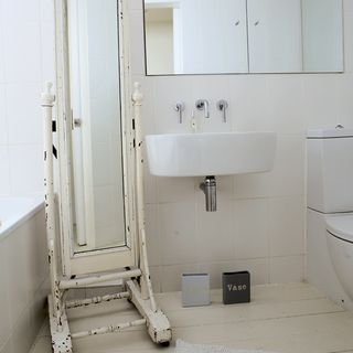 bathroom with wash basin and mirror on wall