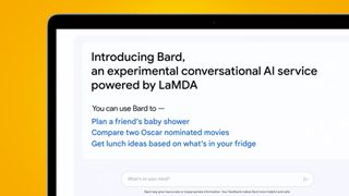 La pantalla de un portátil sobre fondo naranja muestra el chatbot Google Bard