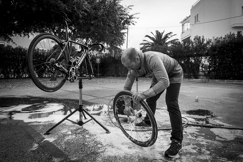 A mechanice gives a bike a wash