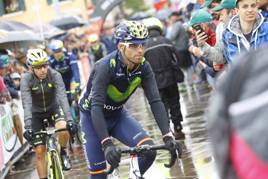 Alejandro Valverde rides to sign on