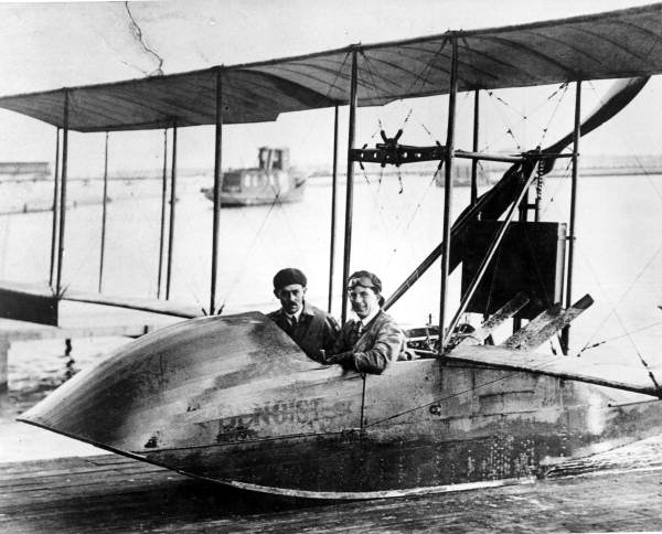 Jannus y Pheil en el primer avión.