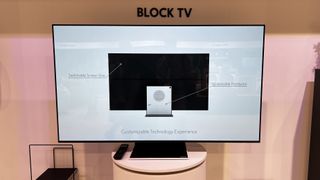 Blockera TV som visar dess utbytbara delar i en presentation på skärmen.