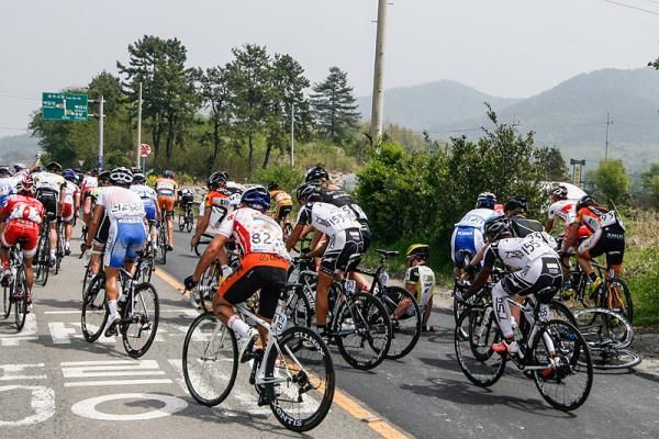 A crash in the peloton during stage 3.