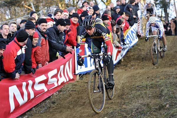 Fans watch Sven Nys (Landbouwkrediet Colnago) whiz past.