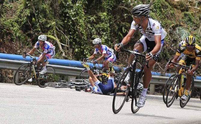 Pieter Serryi (Omega Pharma - QuickStep) and Alireza Asgharzedeh (TArbiz Petrolchemical Team) hit the deck