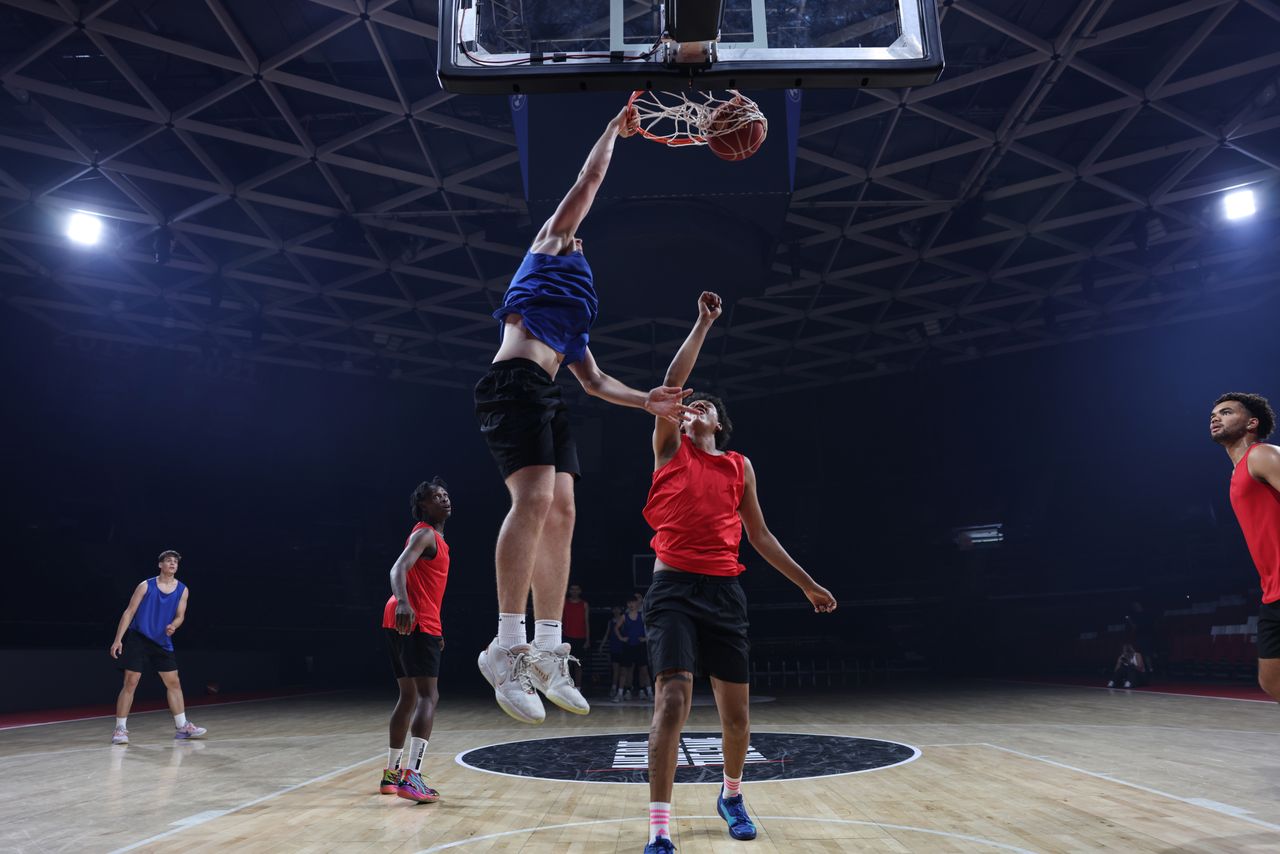 Canon EOS R5 Mark II sample image: basketball players playing a pickup game