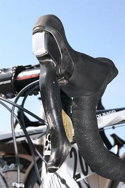 The carbon blade boasts a clean-looking unidirectional finish.