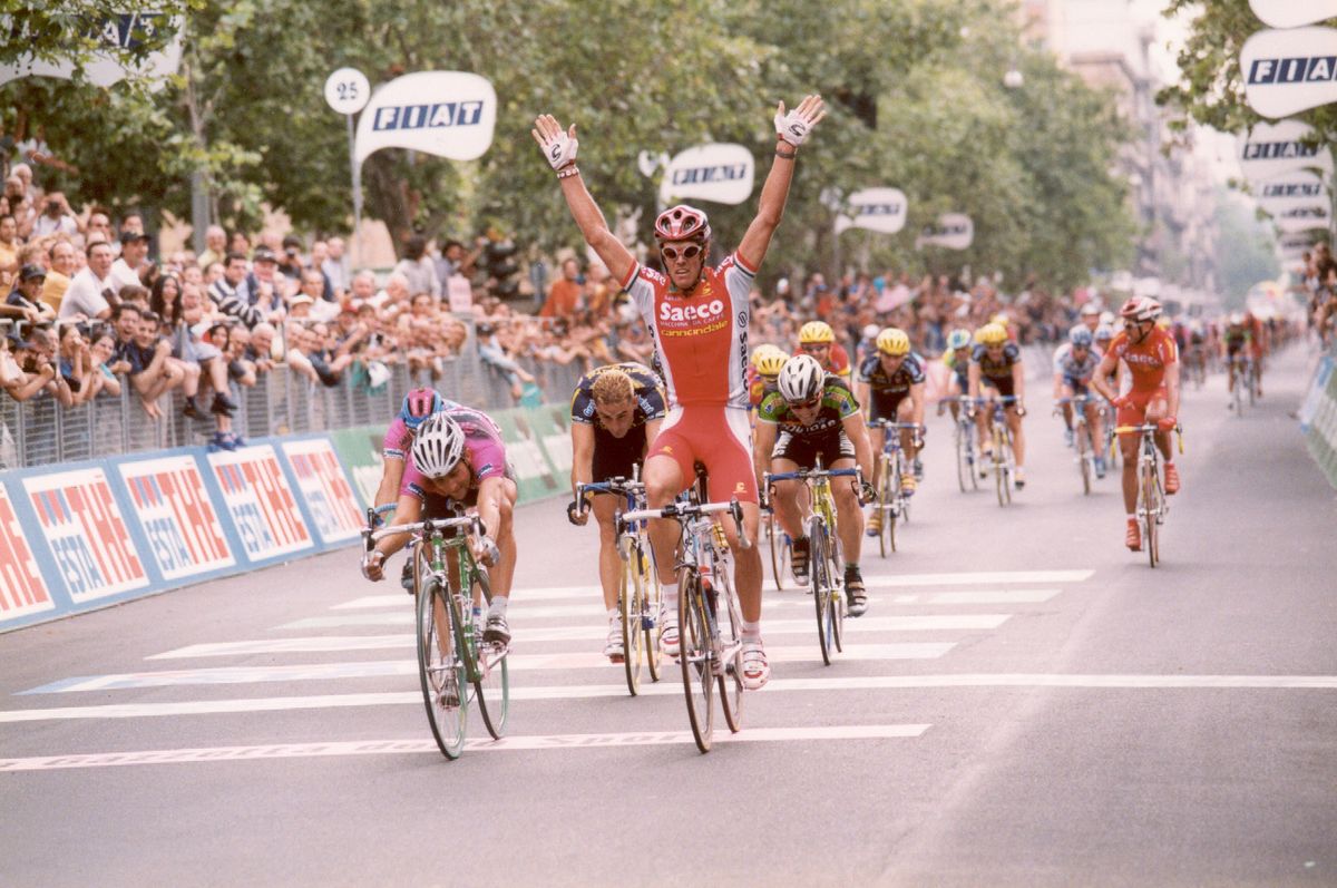 Cipollini gets the better of Jeroen Blijevens on stag 2 in 1999