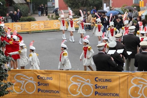 A marching band and majorettes preceded the team presentation in Cittiglio before the race