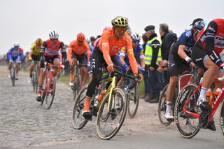 Greg Van Avermaet chasing the elite lead group
