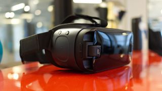 Samsung Gear VR pöydällä