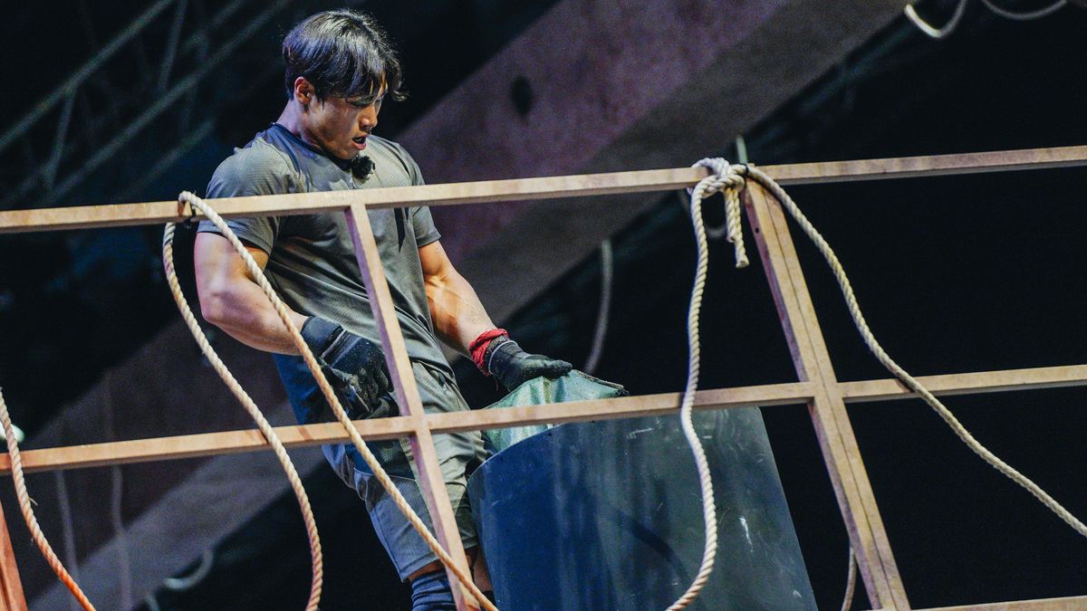 Yun Sung-bin of Physical: 100 pouring sand out of a bag in one of the show&#039;s trials