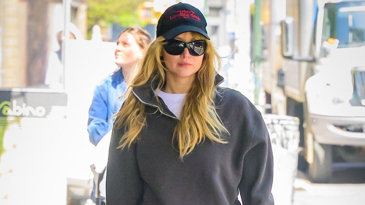 Jennifer Lawrence Keeps Swapping Her Jeans for This Anti-Denim Pant Trend