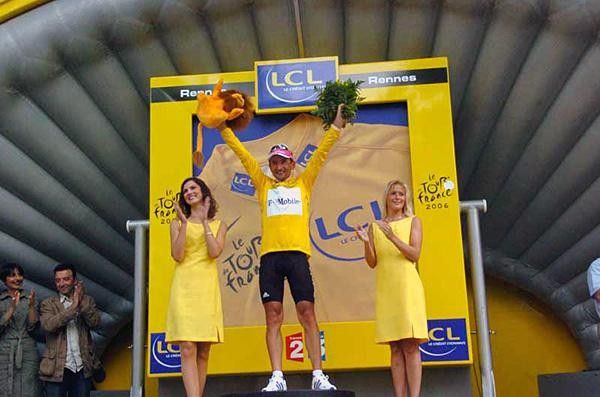 Serguei Gonchar (T-Mobile) salutes from the podium