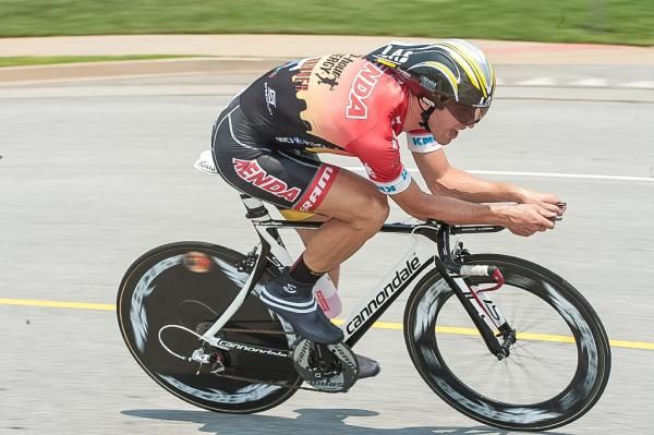 Andy Jacques-Maynes (Kenda-5 Hour Energy) closing in on the turn around.