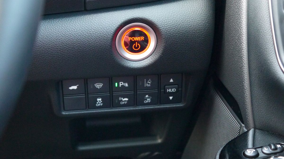 The button to raise and lower the HUD glass is hidden to the right of the wheel