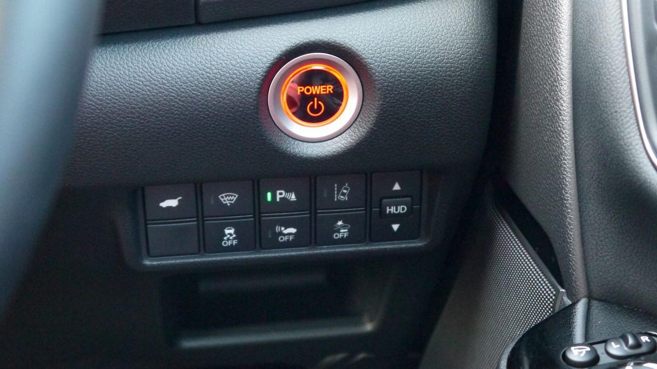 The button to raise and lower the HUD glass is hidden to the right of the wheel
