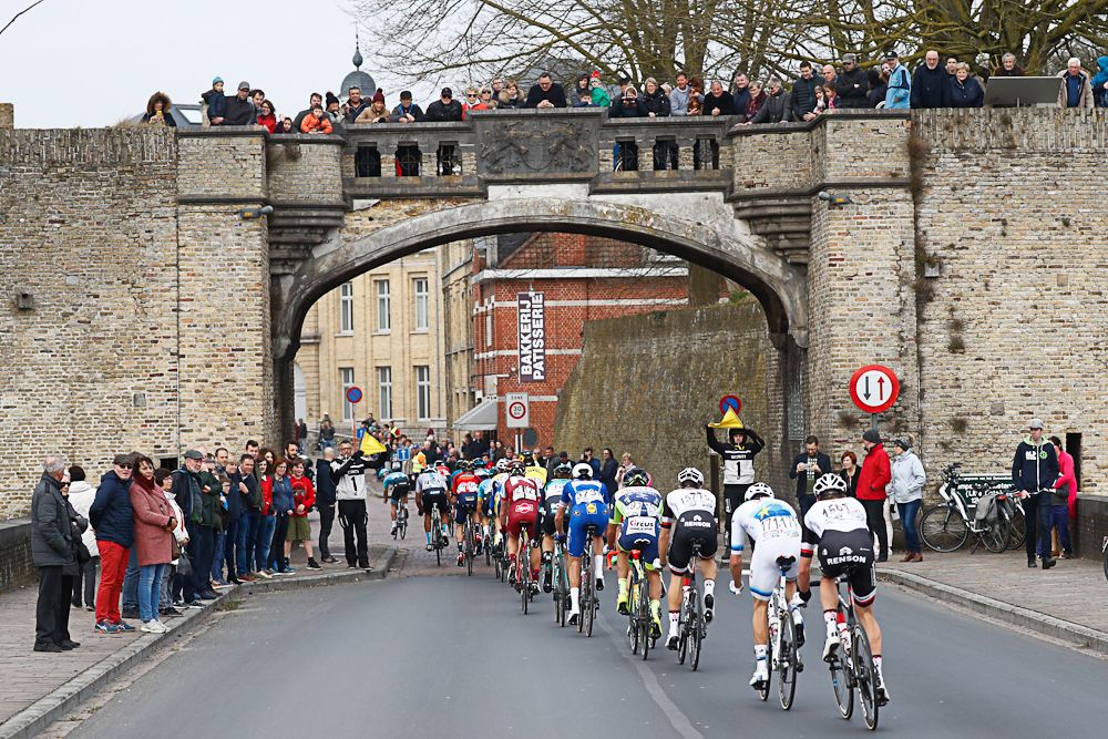 The 2018 Gent-Wevelgem peloton enters the city