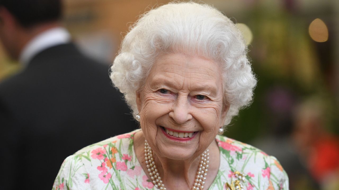 Queen&#039;s new haircut - Queen Elizabeth II attends an event in celebration of The Big Lunch initiative at The Eden Project during the G7 Summit on June 11, 2021 in St Austell, Cornwall, England.