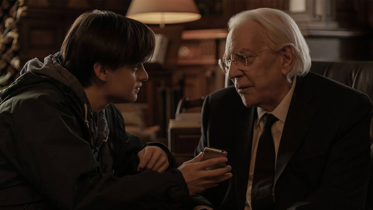 Jaeden Martell as Craig and Donald Sutherland as Mr. Harrigan in Netflix&#039;s Mr. Harrigan&#039;s Phone