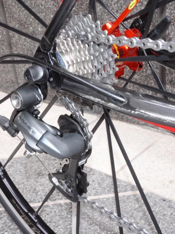 The internal cable routing approach is taken to the chain stays and it looks good