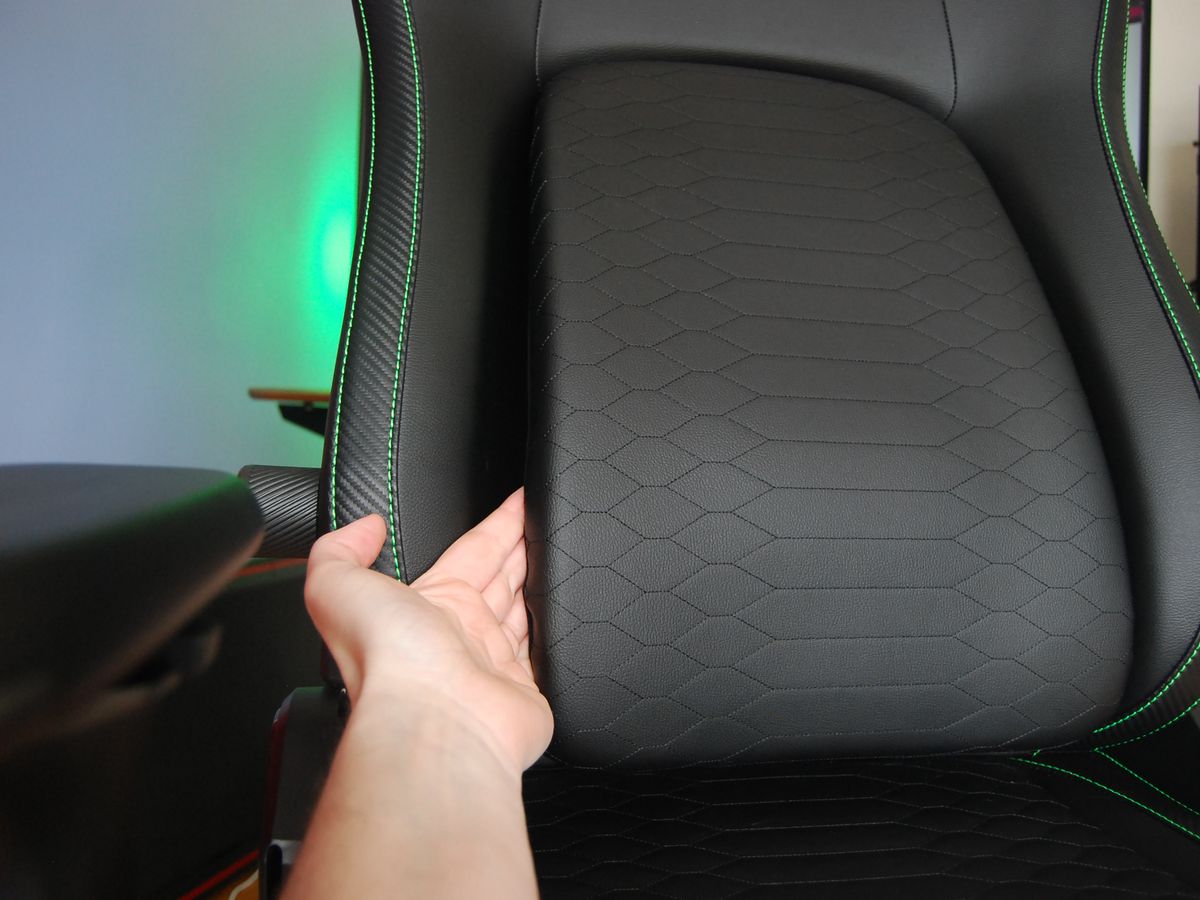 Razer Iskur V2 adjustable lumbar