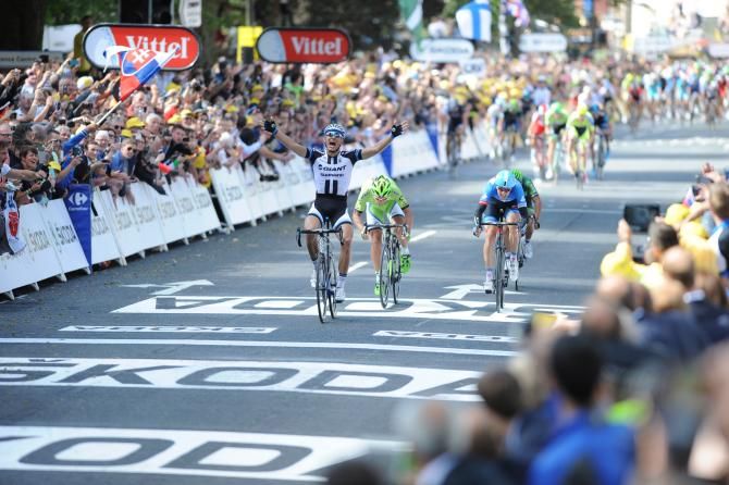 Marcel Kittel outsprints Peter Sagan in stage 1