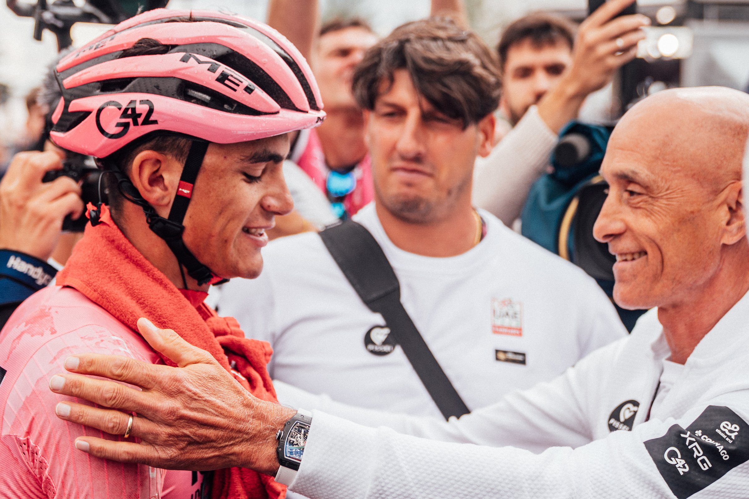 Picture by Zac Williams/SWpix.com - 31/05/2025 - Cycling - 2025 Giro d&#039;Italia Stage 20, Verres to Sestriere, Italy - Isaac Del Toro, UAE Team Emirates-XRG, loses the Maglia Rosa.
